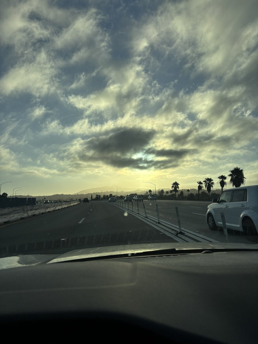 irliceo's tweet photo. morning commute views https://t.co/Ca539rrems