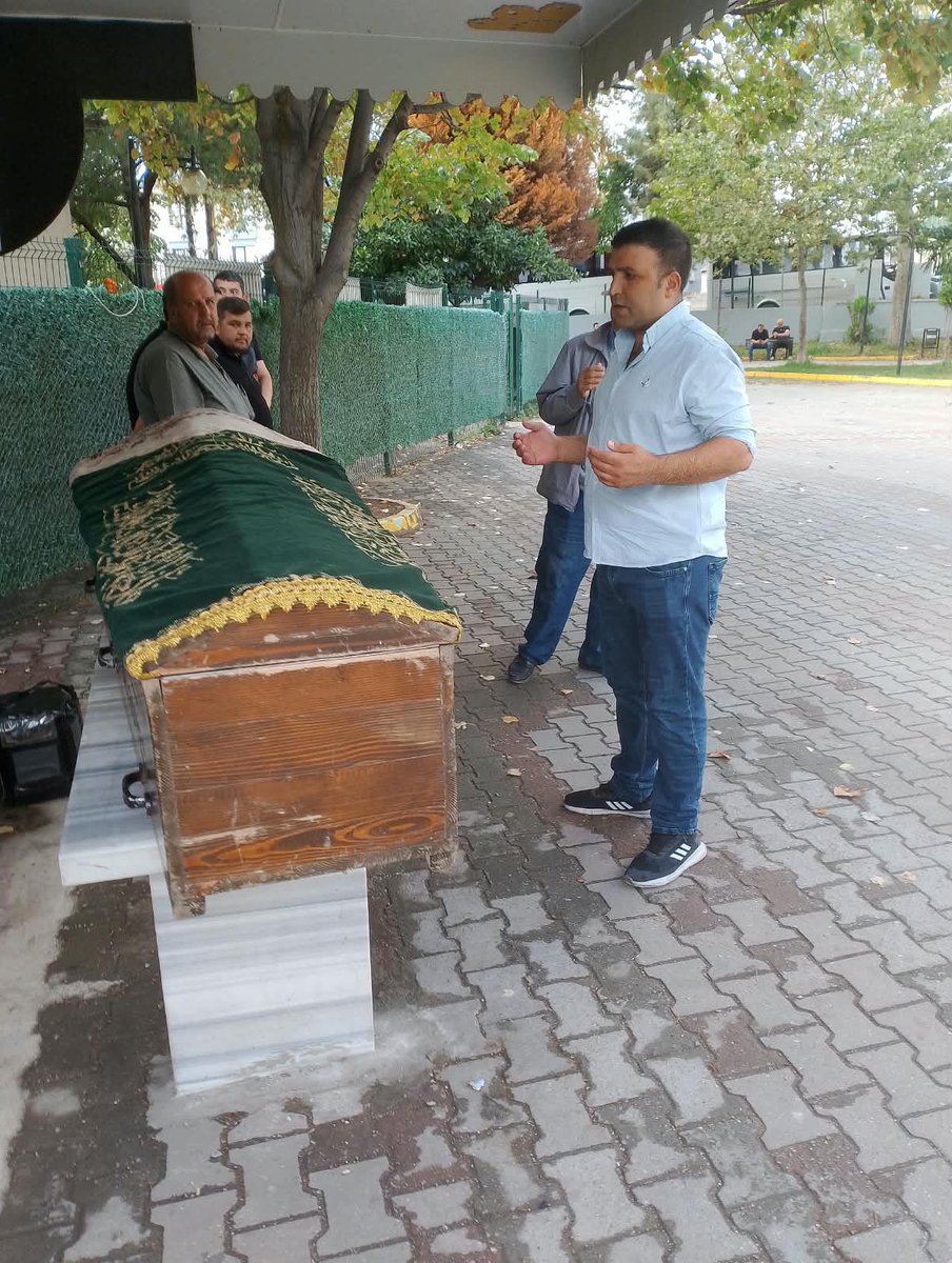 doganbekiroglu's tweet photo. Yöneticilerimiz, Rahmeti Rahmana kavuşan Feride Katıcıoğlu ve Zeki Başkara büyüklerimizin cenazesine katılım sağlayarak yakınlarına taziyede bulunmuştur. Allah sabırlar versin inşallah @MHP_Bilgi https://t.co/9v2Ru4DfH5