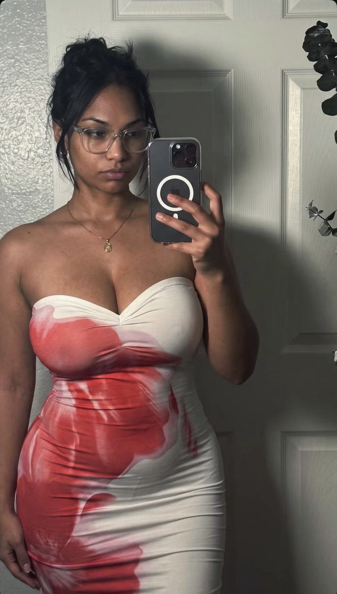 rahul_kiddohh's tweet photo. Goddamn🥵🥵Dusky skin,tits spilling out the top of that tight dress, thick body looking so fucking soft and fuckable. Instant hard on🫦 https://t.co/F3Av10z7v7