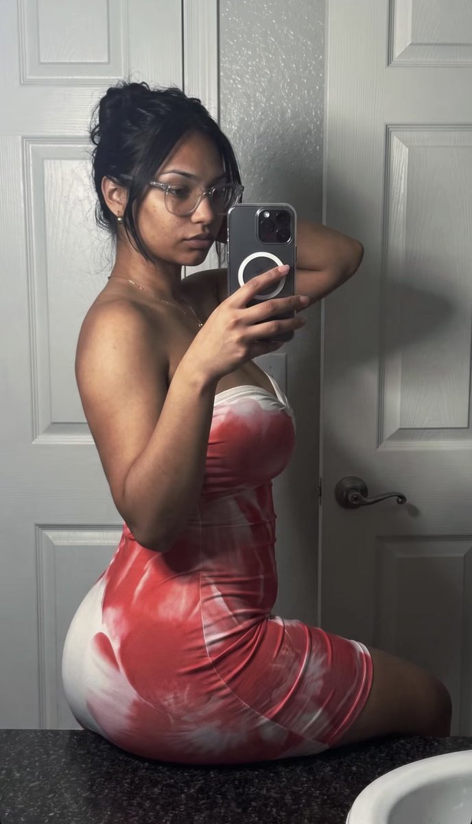 rahul_kiddohh's tweet photo. Goddamn🥵🥵Dusky skin,tits spilling out the top of that tight dress, thick body looking so fucking soft and fuckable. Instant hard on🫦 https://t.co/F3Av10z7v7