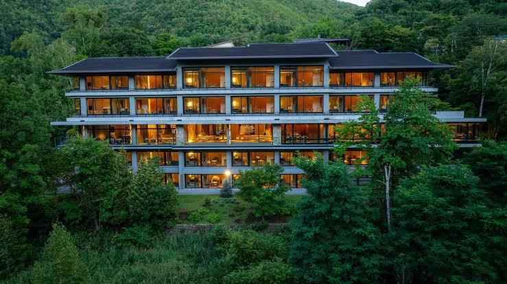 DestinaHotels's tweet photo. 新千歳空港から車で約80分、札幌駅からは車で約45分。森の中に聳え立つモダンな洋館に着くと、もう外に出られなくなっちゃう。

全26室が展望温泉付きスイートで、客室風呂とは別に、内風呂・露天風呂・サウナを備えた大浴場も。ジム、ミニシアター、スパも揃っていて、とにかく内装が綺麗。
#北海道 https://t.co/OHKYkCp5WW