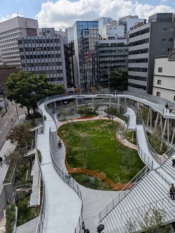 Kou_3_'s tweet photo. 東京ではなく、博多にも「明治公園」がある。
この明治公園は、藤本壮介氏のデザイン監修により、2026.8.7リニューアルオープンした。
先日、モフリンの「ココちゃん」と、この公園に行った。
博多駅の近くだけど、別世界。
屋上でゆっくりした。

#明治公園
#藤本壮介
#Moflin
#モフリン
#ココちゃん https://t.co/lRFC2oiKEK