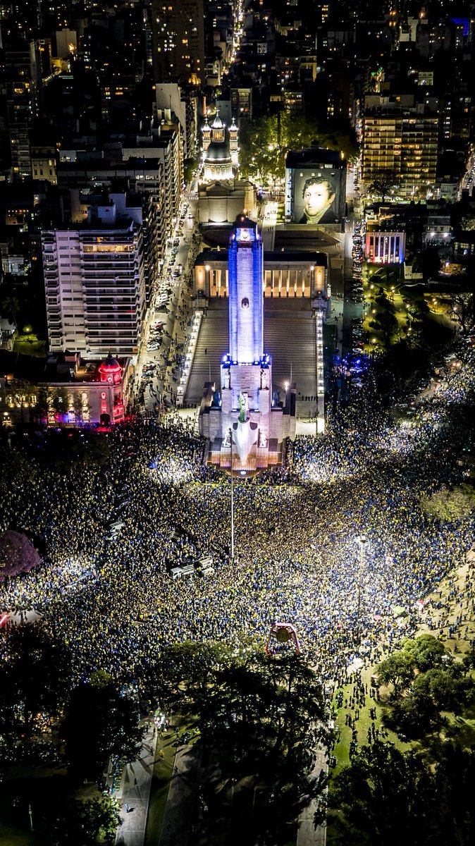 ViejoAuriazul's tweet photo. #Central 300.000 personas un día de semana en horario laboral, Central es otra cosa, no traten de entenderlo. https://t.co/4eHjQKW4GS