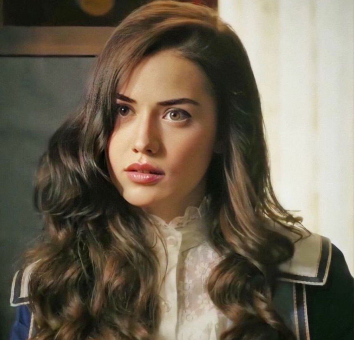 sude1371051's tweet photo. Çalıkuşu Feride'mmm ve saçları ❤️‍🔥 https://t.co/gJlHZif6pF