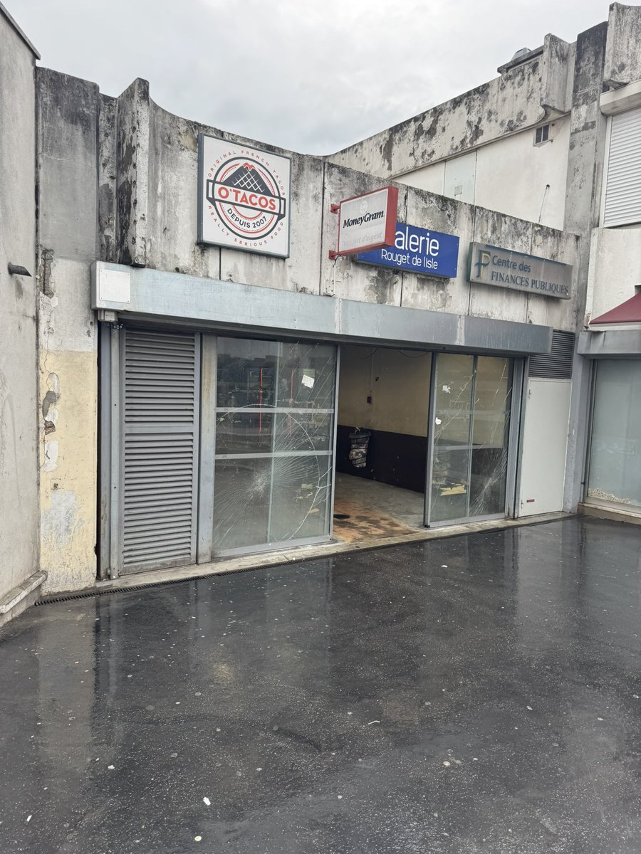 miraqlf94's tweet photo. Forcément je viens à 16h y’a plus de tacos à 3€ dans cette ville maudite https://t.co/FEwnbCLPwt
