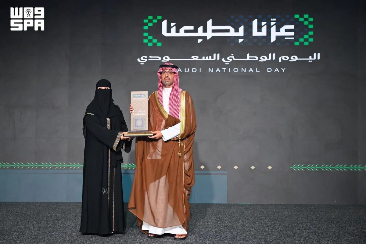 JeddahNow's tweet photo. ⭕ مُحافظ جدة يشهد حفل تعليم جدة بمناسبة #اليوم_الوطني_السعودي

📄 شهد صاحب السمو الأمير سعود بن عبدالله بن جلوي مُحافظ جدة، اليوم، حفل الإدارة العامة للتعليم بمحافظة جدة بمناسبة اليوم الوطني السعودي، على مسرح أكاديمية عالم جدة، بحضور المدير العام للتعليم بالمحافظة منال بنت مبارك اللهيبي، وعددٍ من المسؤولين والقيادات التعليمية والطلبة.

 وتجوّل سموّه في المعرض الفني المصاحب "عزنا بطبعنا"، الذي ضم أعمالًا فنية للطلبة ومنسوبي التعليم، جسّدت أصالة المملكة ومسيرة توحيدها وبنائها ومنجزاتها التنموية والحضارية، وأبرزت إسهامات التعليم في تنمية الوطن وترسيخ الاعتزاز بالهوية الوطنية.

 عقب ذلك، شاهد سموّه والحضور عرضًا مسرحيًا أدائيًا قدّمه طلاب وطالبات تعليم جدة بعنوان "عزنا بطبعنا"، عبّر عن مشاعر الفخر والاعتزاز بالوطن، وجسّد قيم الانتماء والوفاء.