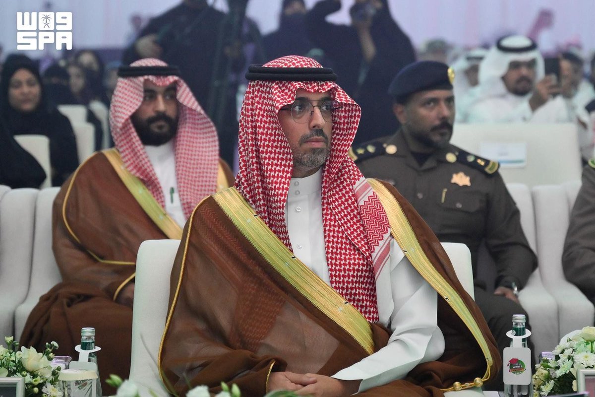JeddahNow's tweet photo. ⭕ مُحافظ جدة يشهد حفل تعليم جدة بمناسبة #اليوم_الوطني_السعودي

📄 شهد صاحب السمو الأمير سعود بن عبدالله بن جلوي مُحافظ جدة، اليوم، حفل الإدارة العامة للتعليم بمحافظة جدة بمناسبة اليوم الوطني السعودي، على مسرح أكاديمية عالم جدة، بحضور المدير العام للتعليم بالمحافظة منال بنت مبارك اللهيبي، وعددٍ من المسؤولين والقيادات التعليمية والطلبة.

 وتجوّل سموّه في المعرض الفني المصاحب "عزنا بطبعنا"، الذي ضم أعمالًا فنية للطلبة ومنسوبي التعليم، جسّدت أصالة المملكة ومسيرة توحيدها وبنائها ومنجزاتها التنموية والحضارية، وأبرزت إسهامات التعليم في تنمية الوطن وترسيخ الاعتزاز بالهوية الوطنية.

 عقب ذلك، شاهد سموّه والحضور عرضًا مسرحيًا أدائيًا قدّمه طلاب وطالبات تعليم جدة بعنوان "عزنا بطبعنا"، عبّر عن مشاعر الفخر والاعتزاز بالوطن، وجسّد قيم الانتماء والوفاء.