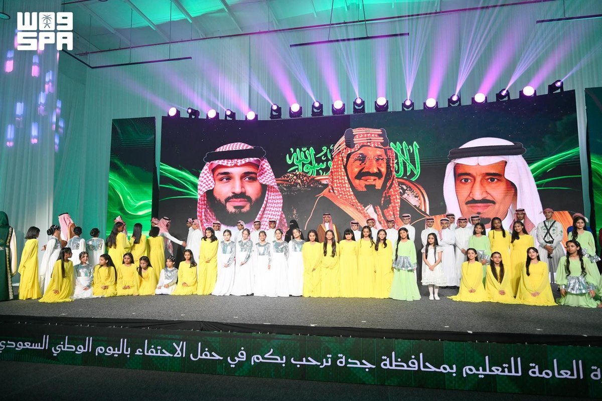 JeddahNow's tweet photo. ⭕ مُحافظ جدة يشهد حفل تعليم جدة بمناسبة #اليوم_الوطني_السعودي

📄 شهد صاحب السمو الأمير سعود بن عبدالله بن جلوي مُحافظ جدة، اليوم، حفل الإدارة العامة للتعليم بمحافظة جدة بمناسبة اليوم الوطني السعودي، على مسرح أكاديمية عالم جدة، بحضور المدير العام للتعليم بالمحافظة منال بنت مبارك اللهيبي، وعددٍ من المسؤولين والقيادات التعليمية والطلبة.

 وتجوّل سموّه في المعرض الفني المصاحب "عزنا بطبعنا"، الذي ضم أعمالًا فنية للطلبة ومنسوبي التعليم، جسّدت أصالة المملكة ومسيرة توحيدها وبنائها ومنجزاتها التنموية والحضارية، وأبرزت إسهامات التعليم في تنمية الوطن وترسيخ الاعتزاز بالهوية الوطنية.

 عقب ذلك، شاهد سموّه والحضور عرضًا مسرحيًا أدائيًا قدّمه طلاب وطالبات تعليم جدة بعنوان "عزنا بطبعنا"، عبّر عن مشاعر الفخر والاعتزاز بالوطن، وجسّد قيم الانتماء والوفاء.