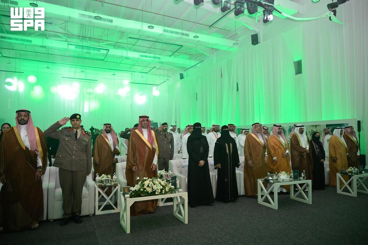 JeddahNow's tweet photo. ⭕ مُحافظ جدة يشهد حفل تعليم جدة بمناسبة #اليوم_الوطني_السعودي

📄 شهد صاحب السمو الأمير سعود بن عبدالله بن جلوي مُحافظ جدة، اليوم، حفل الإدارة العامة للتعليم بمحافظة جدة بمناسبة اليوم الوطني السعودي، على مسرح أكاديمية عالم جدة، بحضور المدير العام للتعليم بالمحافظة منال بنت مبارك اللهيبي، وعددٍ من المسؤولين والقيادات التعليمية والطلبة.

 وتجوّل سموّه في المعرض الفني المصاحب "عزنا بطبعنا"، الذي ضم أعمالًا فنية للطلبة ومنسوبي التعليم، جسّدت أصالة المملكة ومسيرة توحيدها وبنائها ومنجزاتها التنموية والحضارية، وأبرزت إسهامات التعليم في تنمية الوطن وترسيخ الاعتزاز بالهوية الوطنية.

 عقب ذلك، شاهد سموّه والحضور عرضًا مسرحيًا أدائيًا قدّمه طلاب وطالبات تعليم جدة بعنوان "عزنا بطبعنا"، عبّر عن مشاعر الفخر والاعتزاز بالوطن، وجسّد قيم الانتماء والوفاء.