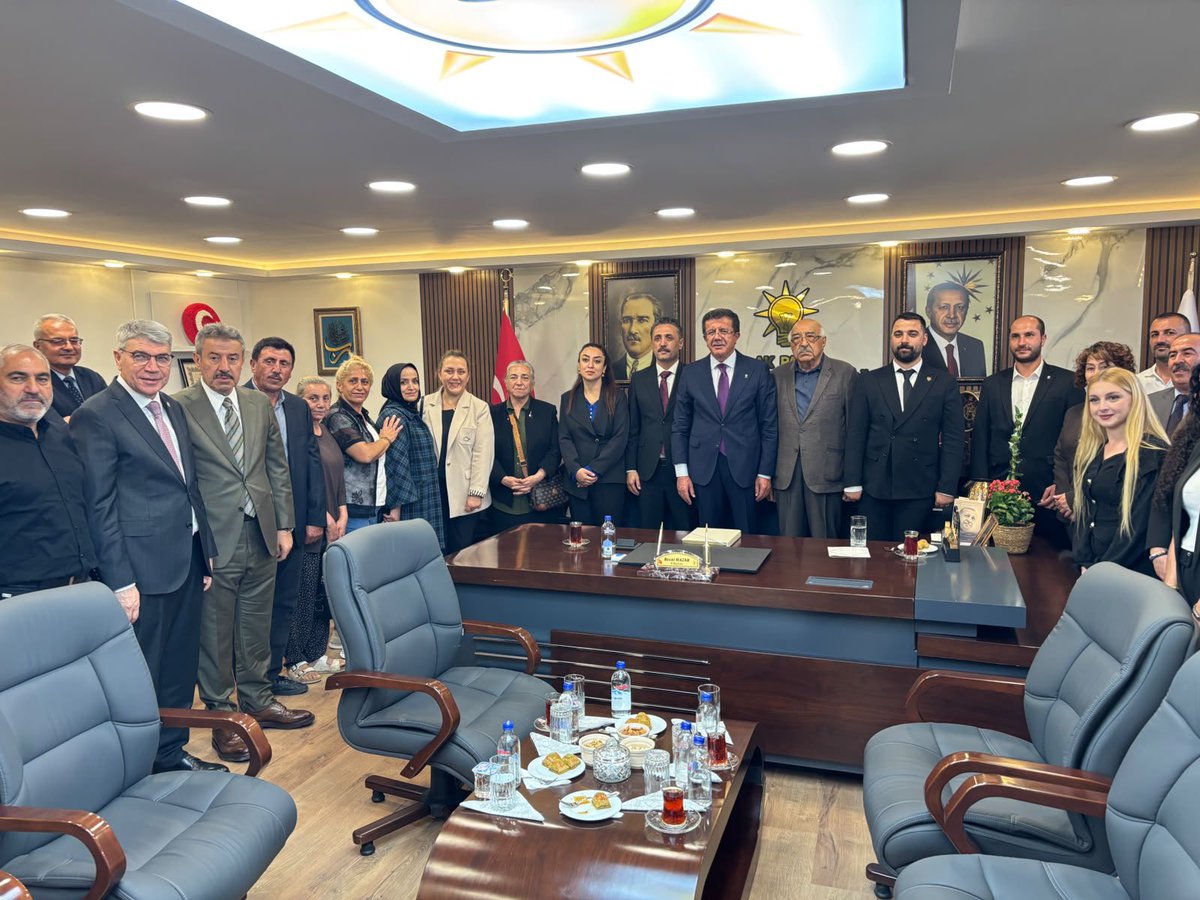 TatarArslan's tweet photo. 📍AK Parti Tunceli İl Başkanlığı

AK Parti Genel Başkan Yardımcımız ve Ekonomi İşleri Başkanımız Sayın Nihat Zeybekci ve kıymetli heyetimizle birlikte, #TürkiyeYüzyılıBuluşmaları kapsamında AK Parti Tunceli İl Başkanlığımızı ziyaret ederek teşkilat mensuplarımızla bir araya geldik.

AK Parti Tunceli İl Başkanımız Sayın Recai Hazar ve teşkilat mensuplarımızla Tunceli’ye ilişkin değerlendirmelerde bulunduk; yürütülen çalışmalar ve sahadaki gündem üzerine görüş alışverişi gerçekleştirdik.

Samimi ev sahiplikleri ve emekleri için İl Başkanımıza ve tüm teşkilat mensuplarımıza teşekkür ediyorum.

@RTErdogan 
@ZeybekciNihat 
@abuyukgumus 
@Akparti 
@ekonomiisleri 
@AKGMTeskilat 
@RecaiHazar