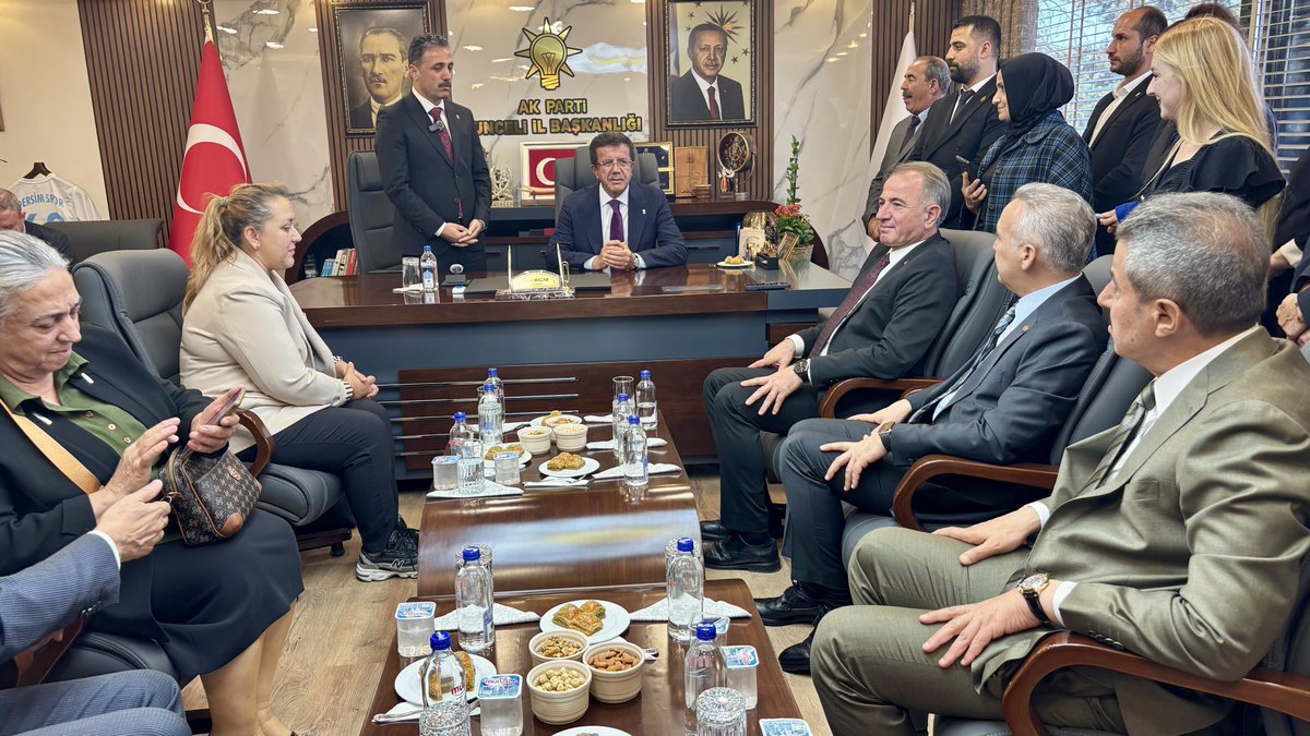 TatarArslan's tweet photo. 📍AK Parti Tunceli İl Başkanlığı

AK Parti Genel Başkan Yardımcımız ve Ekonomi İşleri Başkanımız Sayın Nihat Zeybekci ve kıymetli heyetimizle birlikte, #TürkiyeYüzyılıBuluşmaları kapsamında AK Parti Tunceli İl Başkanlığımızı ziyaret ederek teşkilat mensuplarımızla bir araya geldik.

AK Parti Tunceli İl Başkanımız Sayın Recai Hazar ve teşkilat mensuplarımızla Tunceli’ye ilişkin değerlendirmelerde bulunduk; yürütülen çalışmalar ve sahadaki gündem üzerine görüş alışverişi gerçekleştirdik.

Samimi ev sahiplikleri ve emekleri için İl Başkanımıza ve tüm teşkilat mensuplarımıza teşekkür ediyorum.

@RTErdogan 
@ZeybekciNihat 
@abuyukgumus 
@Akparti 
@ekonomiisleri 
@AKGMTeskilat 
@RecaiHazar