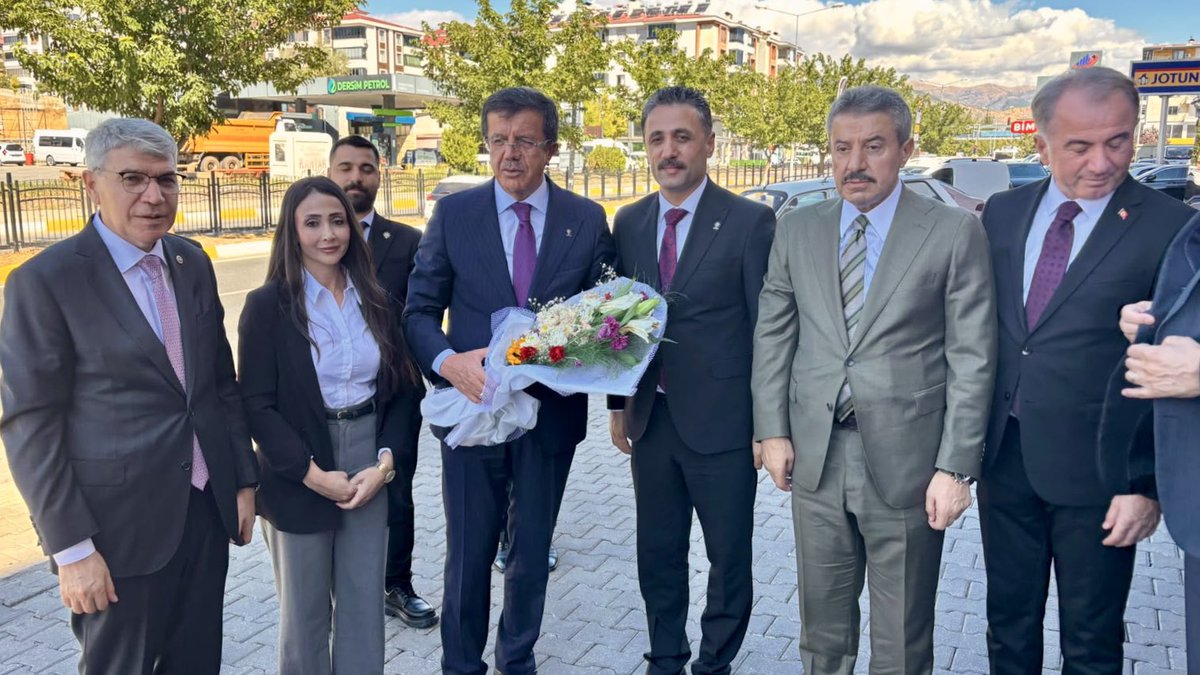TatarArslan's tweet photo. 📍AK Parti Tunceli İl Başkanlığı

AK Parti Genel Başkan Yardımcımız ve Ekonomi İşleri Başkanımız Sayın Nihat Zeybekci ve kıymetli heyetimizle birlikte, #TürkiyeYüzyılıBuluşmaları kapsamında AK Parti Tunceli İl Başkanlığımızı ziyaret ederek teşkilat mensuplarımızla bir araya geldik.

AK Parti Tunceli İl Başkanımız Sayın Recai Hazar ve teşkilat mensuplarımızla Tunceli’ye ilişkin değerlendirmelerde bulunduk; yürütülen çalışmalar ve sahadaki gündem üzerine görüş alışverişi gerçekleştirdik.

Samimi ev sahiplikleri ve emekleri için İl Başkanımıza ve tüm teşkilat mensuplarımıza teşekkür ediyorum.

@RTErdogan 
@ZeybekciNihat 
@abuyukgumus 
@Akparti 
@ekonomiisleri 
@AKGMTeskilat 
@RecaiHazar