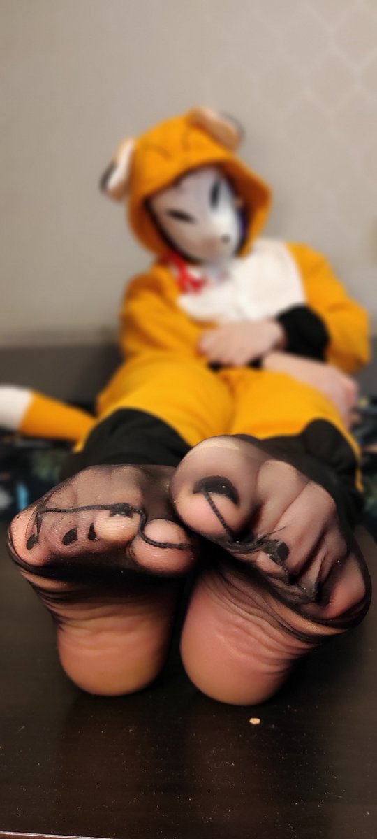 RobinTheFox2's tweet photo. #footfetish #FoxTheRobin #RobinTheFox #feet https://t.co/Hgh50WwhUY