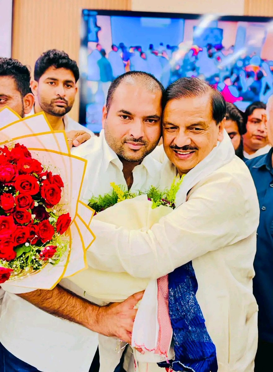 kushsharma_adv's tweet photo. भाजपा के वरिष्ठ नेता, मा. सांसद गौतमबुद्धनगर एवं पूर्व केंद्रीय मंत्री परम आदरणीय @maheshsharmaBJP को जन्मदिन की हार्दिक बधाई एवं अनंत शुभकामनाएँ ।

आज नोएडा स्थित सेक्टर-27, कैलाश हॉस्पिटल में आदरणीय डॉ. महेश शर्मा जी से आत्मीय भेंट कर उन्हें जन्मदिन की शुभकामनाएँ प्रेषित कीं।

ईश्वर से प्रार्थना है कि उन्हें सुदीर्घ एवं स्वस्थ जीवन प्रदान करें तथा निरंतर जनसेवा के लिए असीम ऊर्जा, सामर्थ्य एवं यश प्रदान करें।

जन्मदिन की पुनः हार्दिक शुभकामनाएँ।💐🙏🏻
