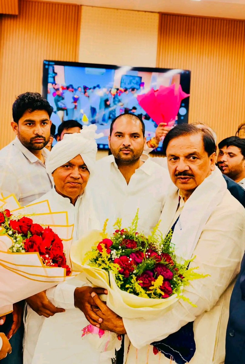 kushsharma_adv's tweet photo. भाजपा के वरिष्ठ नेता, मा. सांसद गौतमबुद्धनगर एवं पूर्व केंद्रीय मंत्री परम आदरणीय @maheshsharmaBJP को जन्मदिन की हार्दिक बधाई एवं अनंत शुभकामनाएँ ।

आज नोएडा स्थित सेक्टर-27, कैलाश हॉस्पिटल में आदरणीय डॉ. महेश शर्मा जी से आत्मीय भेंट कर उन्हें जन्मदिन की शुभकामनाएँ प्रेषित कीं।

ईश्वर से प्रार्थना है कि उन्हें सुदीर्घ एवं स्वस्थ जीवन प्रदान करें तथा निरंतर जनसेवा के लिए असीम ऊर्जा, सामर्थ्य एवं यश प्रदान करें।

जन्मदिन की पुनः हार्दिक शुभकामनाएँ।💐🙏🏻