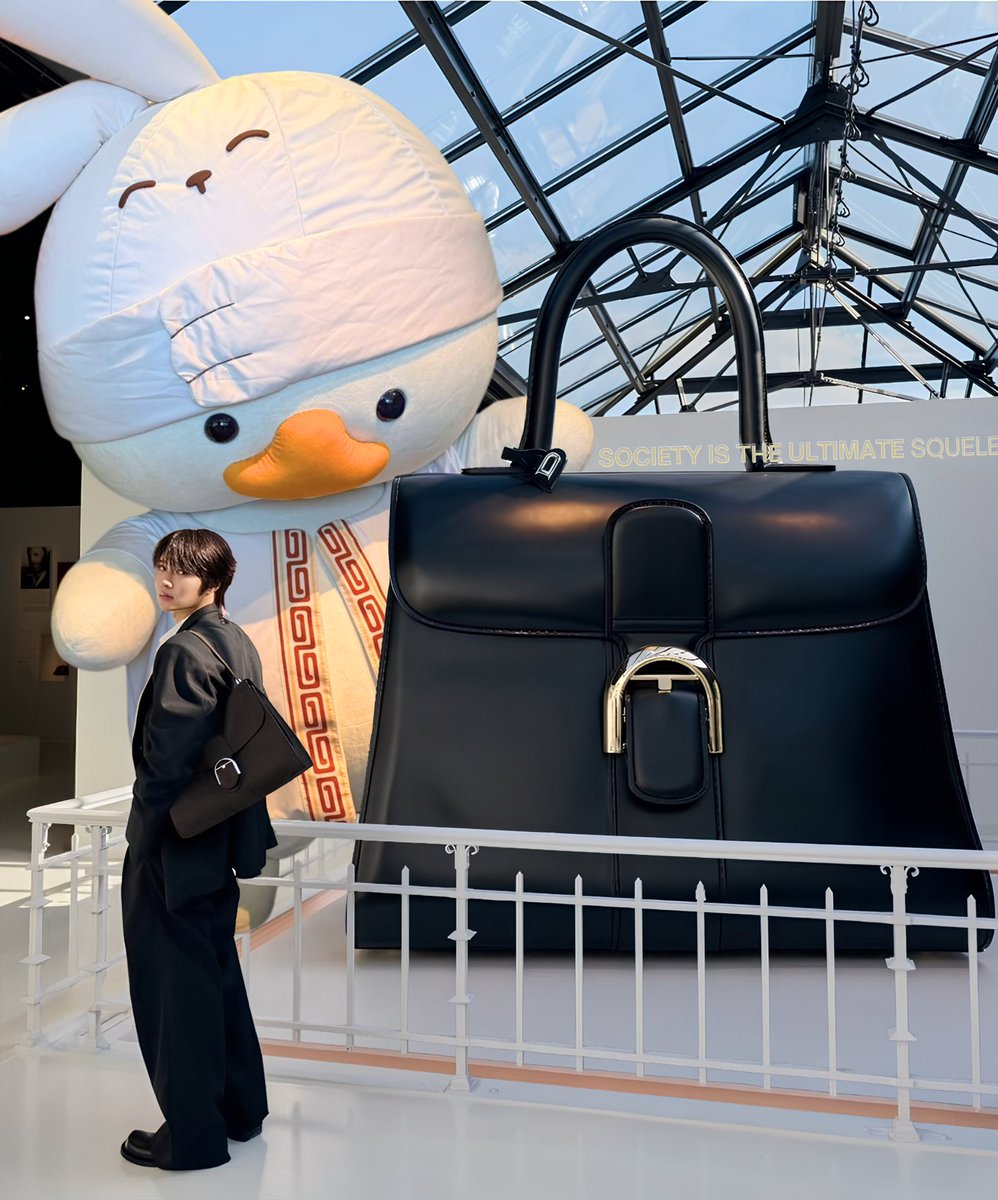 NampingsterLand's tweet photo. ตู้หูววววว 👀✨ กระเป๋าหนังลักชูรีระดับตำนานที่เก่าแก่ที่สุดในโลกจากประเทศเบลเยียม ใบนี้เหมาะกับพิ้เป็นอย่างมาก ป่าปี๊ค้าบบบบบ(ตาอ้อนปิ๊ง ๆ ) 👁️👁️🤲🏻 👜

#Delvaux #HansOpdeBeeck #BrillantTempo #nampingster https://t.co/OgwCDxntdT