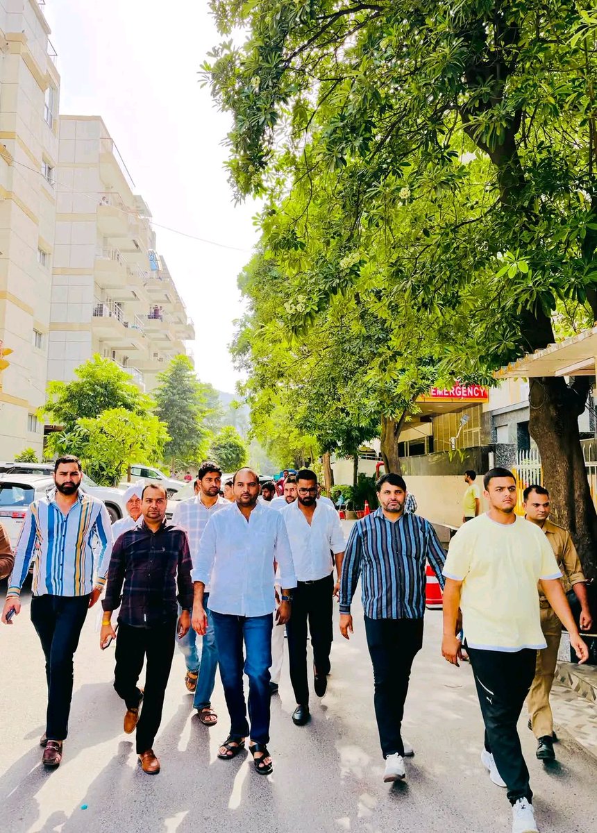 kushsharma_adv's tweet photo. भाजपा के वरिष्ठ नेता, मा. सांसद गौतमबुद्धनगर एवं पूर्व केंद्रीय मंत्री परम आदरणीय @maheshsharmaBJP को जन्मदिन की हार्दिक बधाई एवं अनंत शुभकामनाएँ ।

आज नोएडा स्थित सेक्टर-27, कैलाश हॉस्पिटल में आदरणीय डॉ. महेश शर्मा जी से आत्मीय भेंट कर उन्हें जन्मदिन की शुभकामनाएँ प्रेषित कीं।

ईश्वर से प्रार्थना है कि उन्हें सुदीर्घ एवं स्वस्थ जीवन प्रदान करें तथा निरंतर जनसेवा के लिए असीम ऊर्जा, सामर्थ्य एवं यश प्रदान करें।

जन्मदिन की पुनः हार्दिक शुभकामनाएँ।💐🙏🏻
