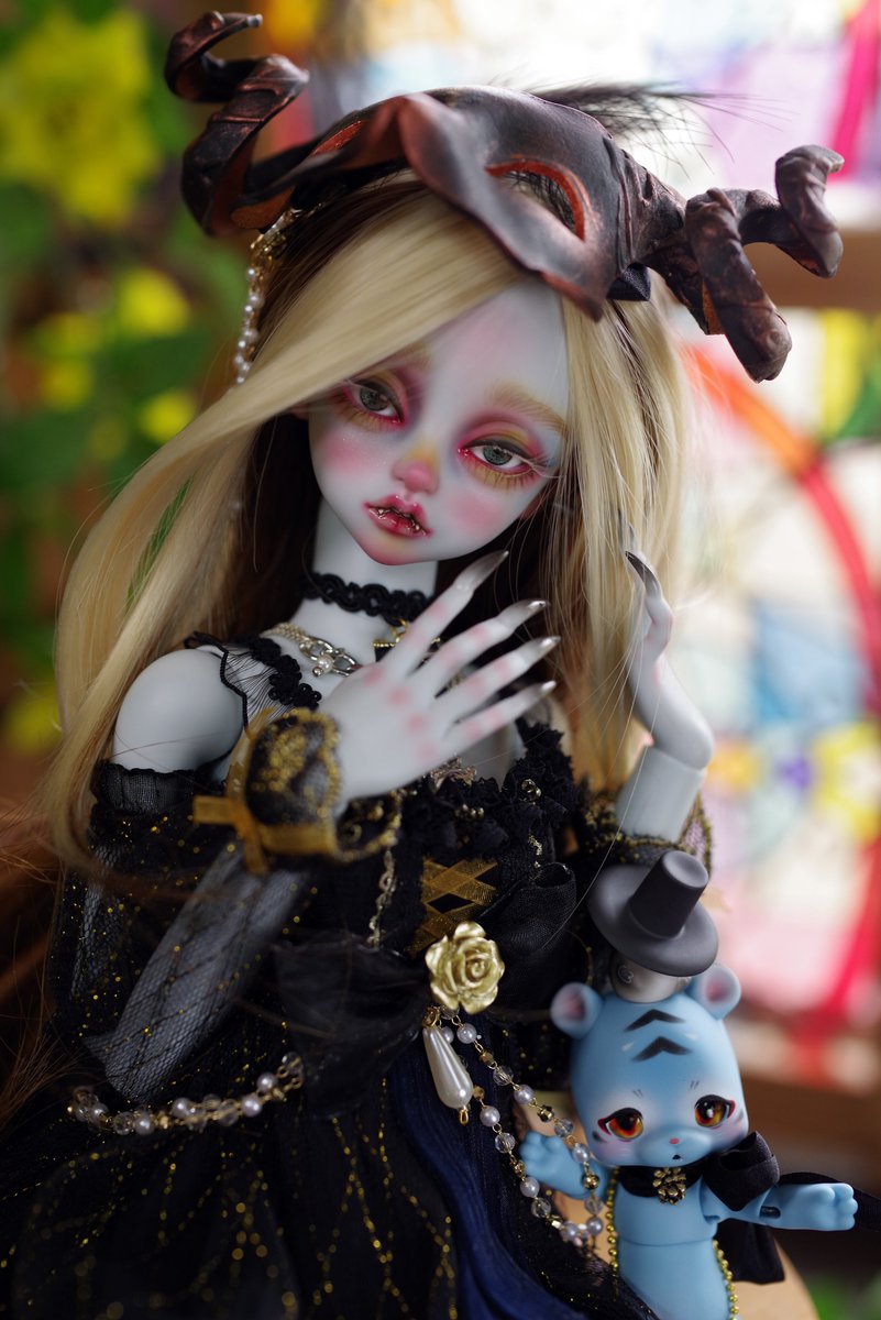 sio3doll's tweet photo. 『ヴァンパイアの日』との事でヴァンパイアペア写真。
��Purangくんは超拡大すると牙が生えているのです😆……でもこの牙が吸血鬼だからか虎だからかは詳細不明だったりですが、とりあえず可愛いからありかなと🥰
#peakswoods FOB Vampire Misty
#kumukuku Purang (Marine Blue)
#ederaマスケラ https://t.co/vKVjAJatKQ