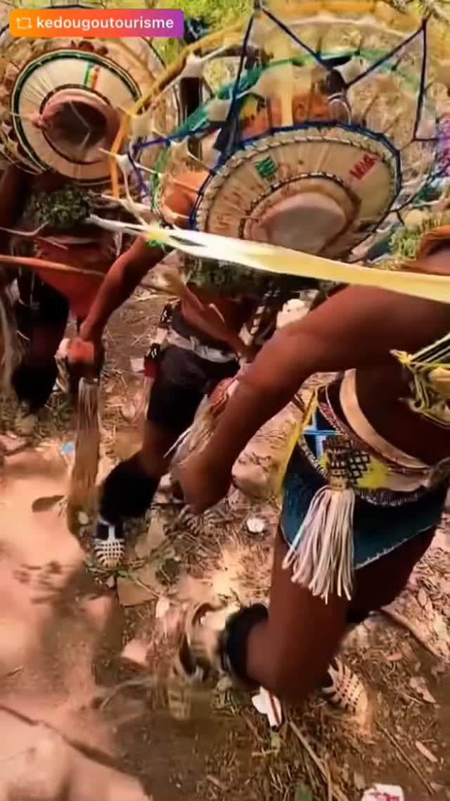 vi_mts's tweet photo. 👹 Retour des masques Bassari après le combat. 👹Cérémonie d’initiation BASSARI (A-Liyan ceux du Latèrite) 2026. 📍Éthiolo, Salémata - Kédougou 🇸🇳❤️

😳Ce que vous voyez ici n’est pas un spectacle, mais une tradition ancestrale du Pays Bassari https://t.co/Z64Fi48aMp