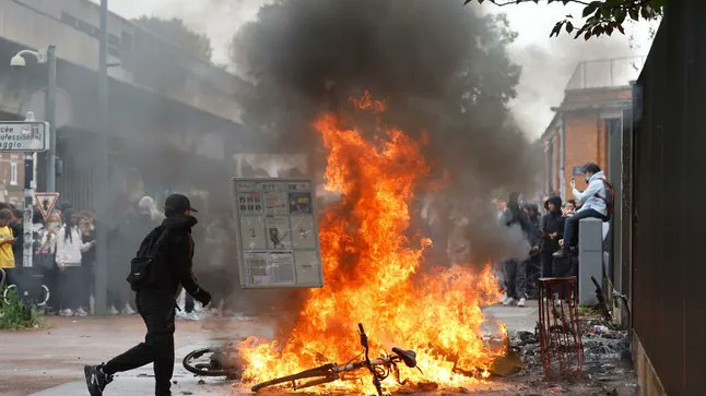 SchnittmengeGe's tweet photo. ⚡️Eskalation bei Schülerprotesten in Frankreich: Über 440 Festnahmen und mehrere Verletzte wurden gemeldet, nachdem landesweit hunderte Schulen blockiert und teils von Ausschreitungen betroffen waren. Die Jugendlichen demonstrieren gegen fehlende Mittel im Bildungswesen 🇫🇷🏫 https://t.co/AyWWPyDAog