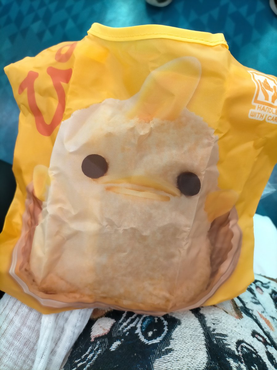 sr2yan's tweet photo. 名古屋帰ってきたー🍤！
名駅着いて通りがかりにぴよりんのショップ前歩いてたら奥方が数人ガチャしてて、なんだろう？と思ってわたしも気になってやってみたぴよりんのエコバッグ🤭
柄々したのが好みだけど1匹の柄のが当たったよ🐤💦
LLサイズって書いてあるからこれはこれで普段使えるかな😌♥ https://t.co/31hHAkWZXy