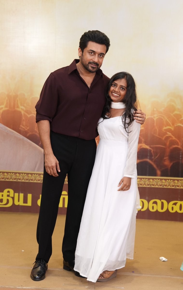 swetha2323's tweet photo. @Suriya_offl
Meeting you for the second time feels so special🤍🫶🏼
This candid moment means so much to me 🫠🤍
And the fact that you wished me on my birthday made it even more special🥹
A special thank you to everyone who  gave me the chance to meet him again. 
#suriya #fangirl https://t.co/qUghUQxb1d