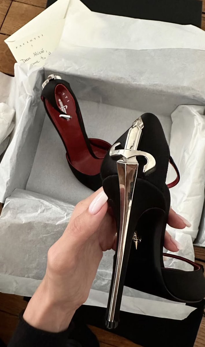 paygoddesslilly's tweet photo. I'm manifesting a pair of Cesare Paciotti dagger heels 🗡️🩸🖤 https://t.co/jHz7afXwO2