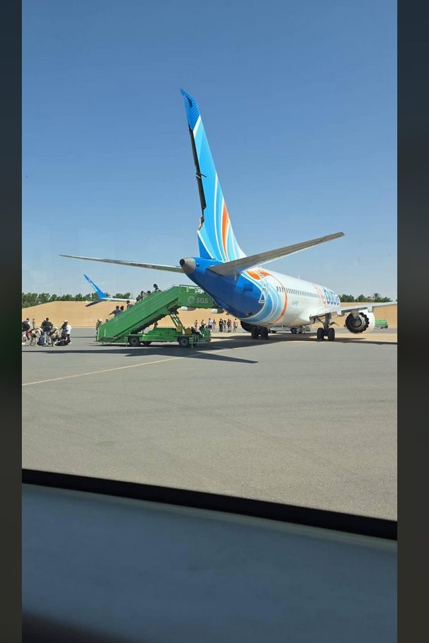 MujerDePaz's tweet photo. esta es la cola del avión....¿qué pasó? https://t.co/xrULMGhYLY