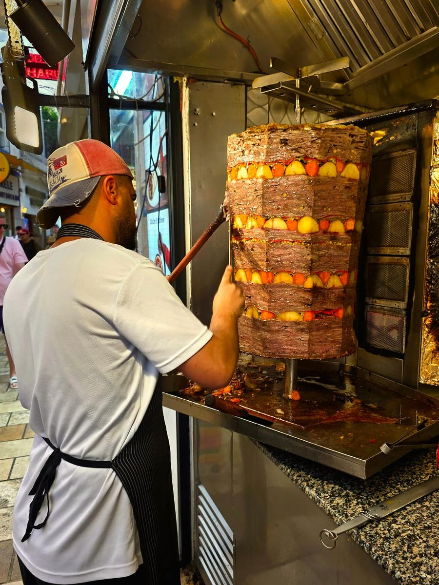 Cleiton94x's tweet photo. No filter needed, yum 😋 yum 🇹🇷

#turkey #kebab #foodie #bodrum #steetfood #culture #explore #travel https://t.co/aa6dElrH0i