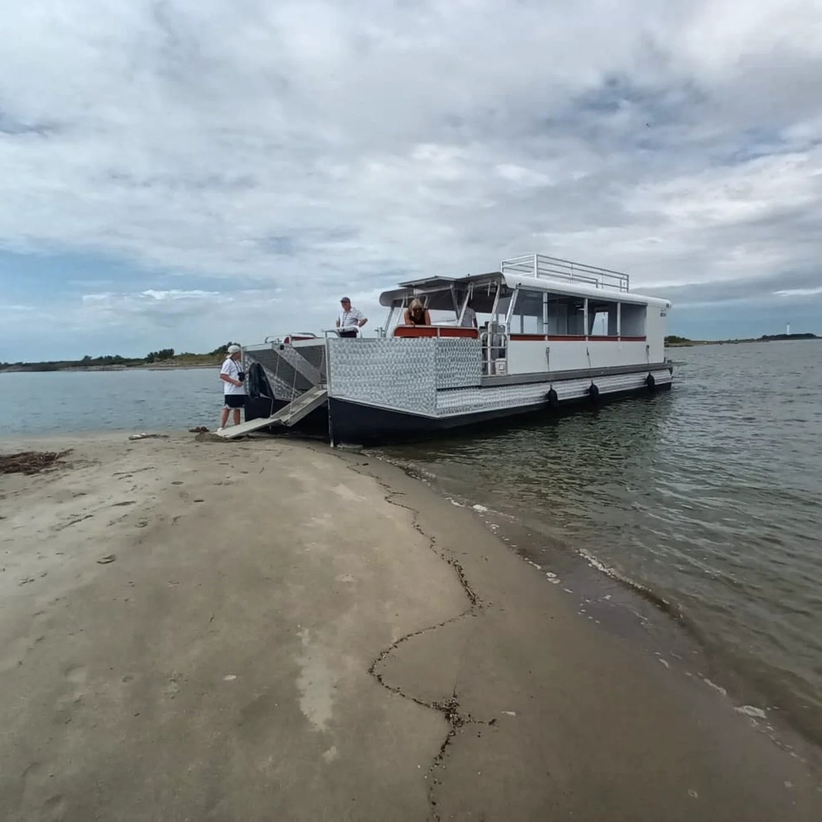 leandrinho_lost's tweet photo. On our Po River delta excursion, our guests have the opportunity to step off the boat, tide permitting, and onto a tidal bank... new territories gradually developing. The tide brings in driftwood and other less appreciated material and the crew https://t.co/92R9xTYokj