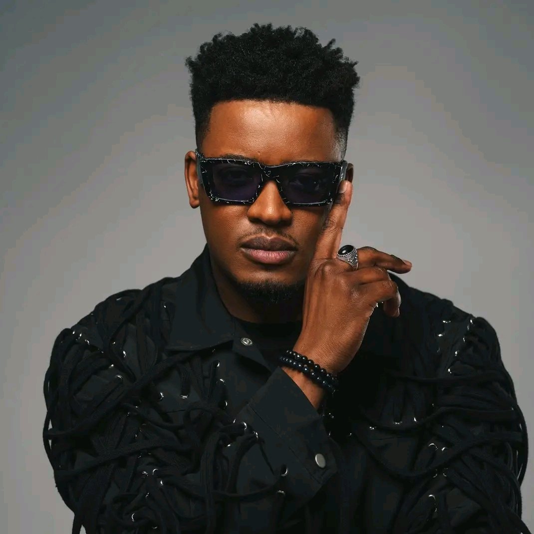 Anza_Musandiwa's tweet photo. *We Know Azana Because Of Sun-El Musican 
*We Know Simmy Because Of Sun El Musican 
*We Know Mthunzi Because Of Sun El Musican 
*We Know Msaki Because Of Sun El Musican 
*We Know Sino Msolo Because Of Sun El Musican 

To Be Honest Sun-El Is A Legend,Really Talented & Unproblematic,FACTSSSS!!!!!