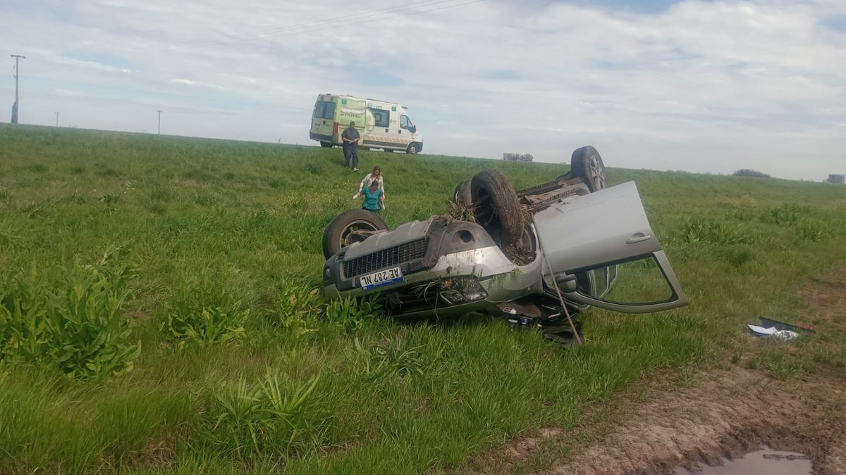 aleginart's tweet photo. #Ruta9 km 197, mano a Rosario #vuelco de un vehículo fuera de la calzada.
Conductor con heridas leves.
Personal de Seguridad Vial de Caminos del Plata se encuentra en el lugar.
Calzada libre y sin demoras en ambos sentidos.
@Mariafortaleza @ernestoarriaga @RamalloInforma https://t.co/4OLzhGD8dc