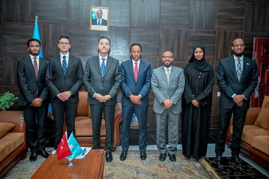 gedo247's tweet photo. Türkiye’s Ambassador-Designate to Somalia #Ferhat Alkan, presented his credentials to Deputy Foreign Minister Hassan Mohamed Ali Nadaara, as #Mogadishu and #Ankara reaffirmed their commitment to deepening bilateral ties and cooperation. @MOFASomalia
📸 @hornpulsemedia https://t.co/5uGb4wnRAh