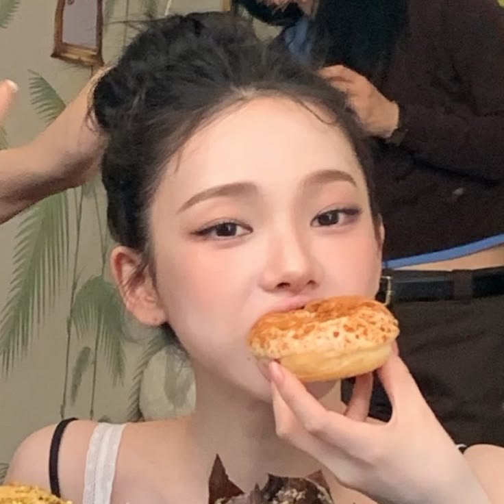 blushroselle's tweet photo. ㅤㅤㅤㅤ
ㅤㅤㅤㅤㅤ
ㅤ사진 촬영 도중 간식을 먹으며 잠시 쉬는 시간. 
ㅤㅤㅤㅤㅤ9월 30일자 기록입니다. 🌟💬
ㅤ https://t.co/xg1McyqR4k