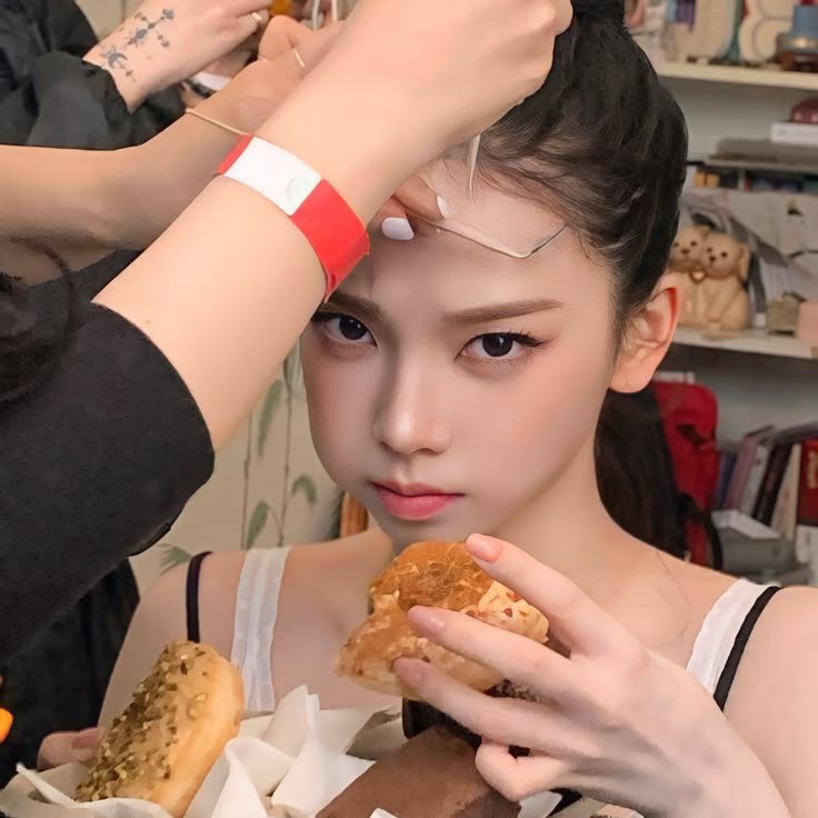 blushroselle's tweet photo. ㅤㅤㅤㅤ
ㅤㅤㅤㅤㅤ
ㅤ사진 촬영 도중 간식을 먹으며 잠시 쉬는 시간. 
ㅤㅤㅤㅤㅤ9월 30일자 기록입니다. 🌟💬
ㅤ https://t.co/xg1McyqR4k