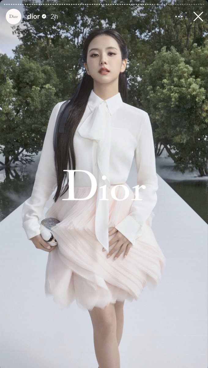 RaeKaeli's tweet photo. Of course it’s JISOO—the first to carry the actual Dior brand. If they still haven’t gotten the message, Dior already made it clear. Her presence at Dior PFW is more than an appearance; she’s globally anticipated, commands attention, and delivers impact every time. 👑 https://t.co/QETSpl5qBW