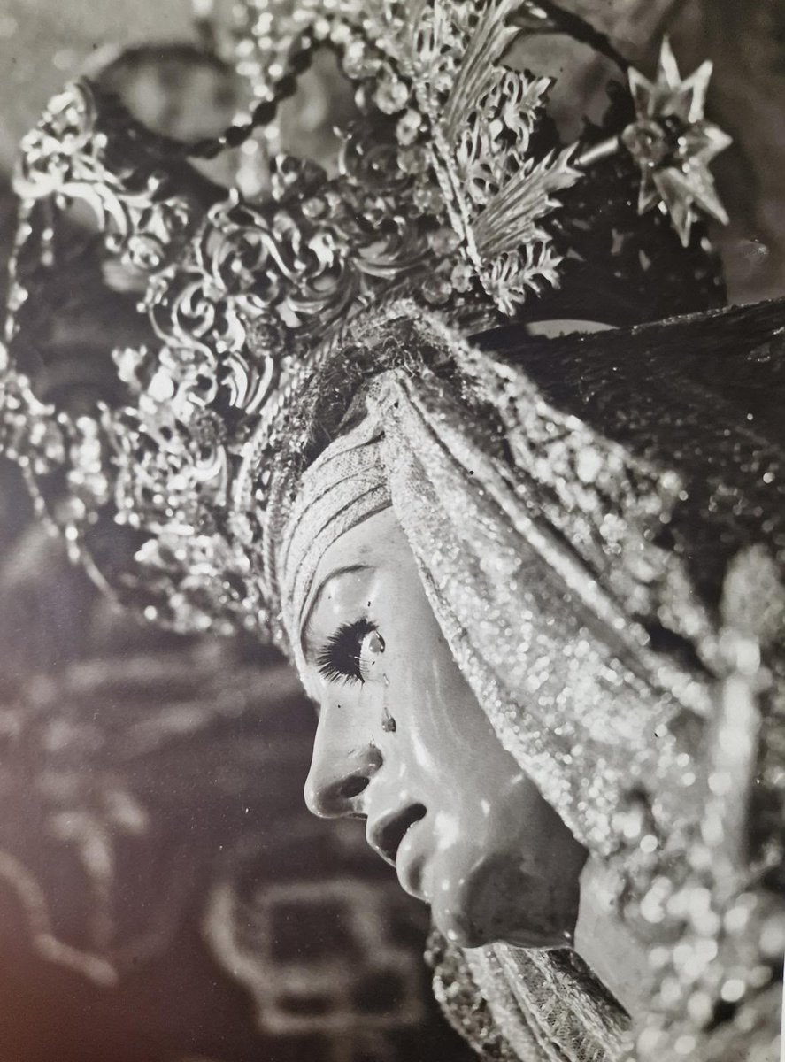hdadlaestrella's tweet photo. 𝗛𝗶𝘀𝘁𝗼𝗿𝗶𝗮 𝖾𝗇 #LaEstrella | María Santísima de la Estrella en su paso de palio hacia los años 40 del siglo pasado. 

🌟 Observamos su inmarcesible perfil tocado por un tejido similar a un paño egipcio. Luce la antigua corona de salida, obra de Gabriel Medina en los años 20 y en la actualidad en posesión de la @HdadSanGonzalo.

➡️ Era habitual que la corona fuese enjoyada para la salida procesional. También se puede apreciar un puñal utilizado durante esas décadas, del que no se dispone mucho información y en la actualidad no forma parte del patrimonio de la hermandad.

📷 Archivo Jesús García

#HistoriaenlaEstrella