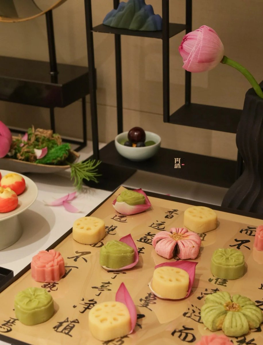 KhakimAzizun's tweet photo. "Just a little taste of my favorite treat—so delicate it almost glides 滋诺嵌至鼻  A tiny moment of pure bliss right here."， https://t.co/VmuQ3rZ5yi
