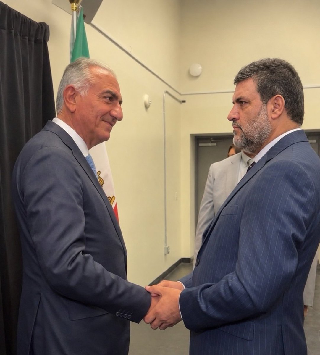 shouresh284's tweet photo. با این روند،بزودی شاهد پیوستن قاضی صلواتی هم به جمع نزدیکان رضا پهلوی خواهیم بود،
کمپ پهلوی شده پناهگاه سیاسی قاتلین مردم ایران،جنایتکارانی که در همین دی ماه هزاران نفر را سلاخی کردند.
#امین_نظام
#محمود_زیبایی https://t.co/VF1N3DWW4h