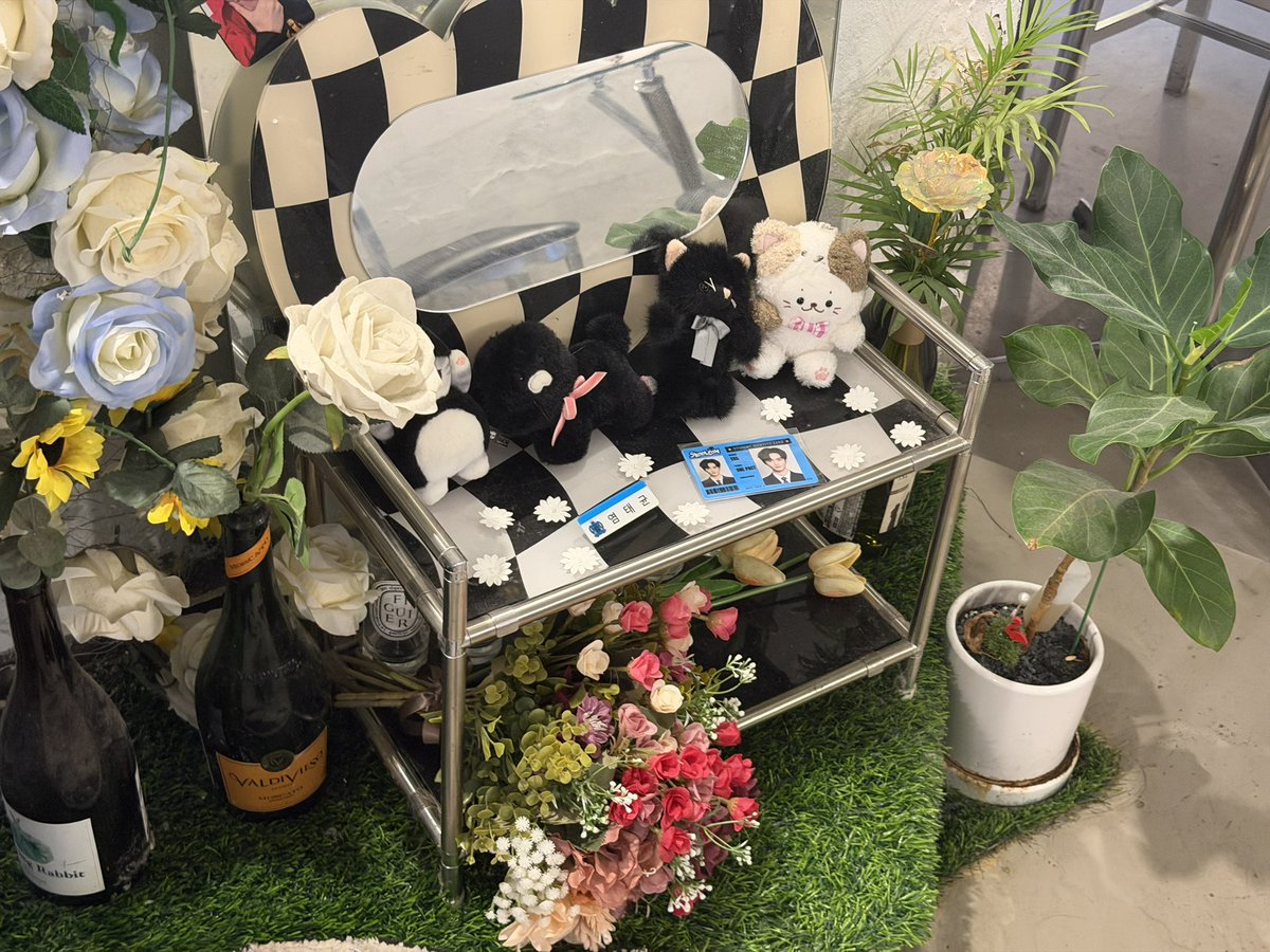 babyedam__'s tweet photo. お花に囲まれたテグがめちゃかわでした💐💗
次は絶対クロッフル食べるっ!

#HappyTagDay
#Bouquet_of_Happiness 
#ONEPACT
#원팩트
#TAG #태그 https://t.co/KkSiZ1jT3y