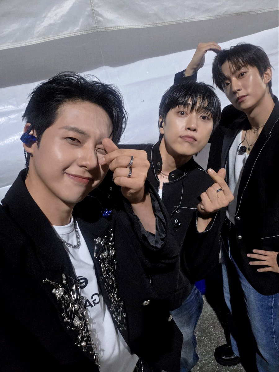 _B1A4OFFICIAL's tweet photo. #B1A4 2026 KONGJU NATIONAL UNIVERSITY 

설렘 가득했던 공주대학교 대동제
함께 노래하고 즐겨주신 여러분 덕분에 
더욱 행복한 시간이었습니다💚
뜨거운 응원과 에너지 보내주셔서 감사합니다!
앞으로도 좋은 무대로 만나요💚💚💚

#비원에이포 #신우 #산들 #공찬 https://t.co/47fVEmwVDV