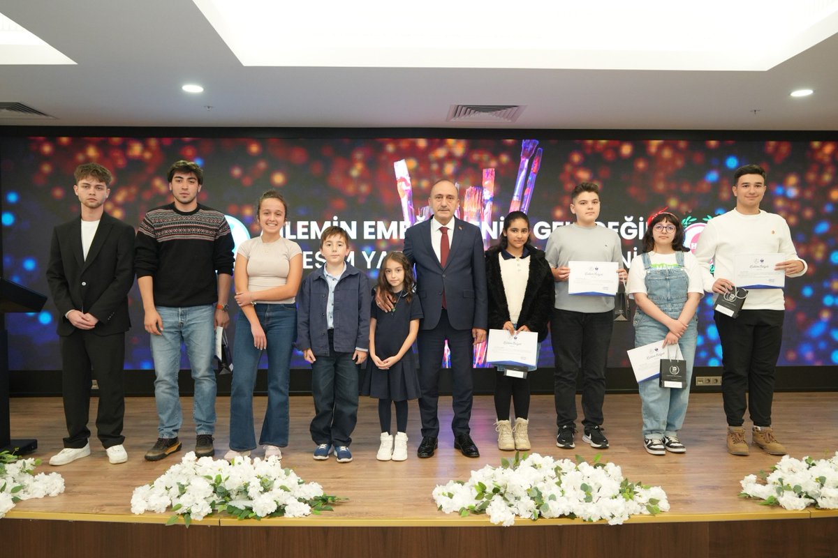devletsert's tweet photo. Sendikamız tarafından geleneksel hale getirilen “Ailemin Emeği – Benim Geleceğim” temalı Resim Yarışmamızın ödül törenini, Öz Sağlık-İş Ailesinin kıymetli evlatları ve ailelerinin katılımıyla büyük bir heyecan ve coşku içerisinde gerçekleştirdik.

81 ilimizden çocuklarımızın katıldığı yarışmamızda evlatlarımız; anne ve babalarının emeğini, fedakârlığını ve geleceğe dair hayallerini resimleriyle anlattılar. Birbirinden kıymetli eserleriyle yeteneklerini ortaya koyan çocuklarımız, bizlere hayallerinin ve geleceğe dair umutlarının ne kadar değerli olduğunu bir kez daha gösterdiler.

Yarışmamıza katılan tüm evlatlarımızı emekleri ve birbirinden güzel eserleri için gönülden kutluyor, dereceye giren çocuklarımızı tebrik ediyorum.

Bu anlamlı organizasyonun gerçekleştirilmesinde emeği bulunan Eğitim ve Sosyal İşler Başkanlığımıza, ÖZ-SAM Yürütme Kurulumuza, Genel Merkez Kültür Sanat Komite Başkanlığımıza, değerli jüri üyelerimize, Genel Merkez çalışma arkadaşlarımıza, 81 ilimizde yarışmamıza ilgiyi canlı tutan şube başkanlarımıza ve yönetim kurulu üyelerimize teşekkür ediyorum.

Bizlere bu güzel heyecanı yaşatan çocuklarımıza ve onların her zaman yanında olan kıymetli anne ve babalarımıza ayrıca teşekkür ediyor; çocuklarımızın başarılarının, umutlarının ve hayallerinin hayat boyu daim olmasını diliyorum.