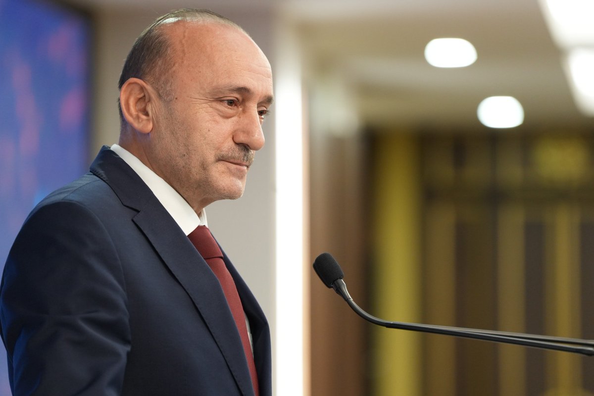 devletsert's tweet photo. Sendikamız tarafından geleneksel hale getirilen “Ailemin Emeği – Benim Geleceğim” temalı Resim Yarışmamızın ödül törenini, Öz Sağlık-İş Ailesinin kıymetli evlatları ve ailelerinin katılımıyla büyük bir heyecan ve coşku içerisinde gerçekleştirdik.

81 ilimizden çocuklarımızın katıldığı yarışmamızda evlatlarımız; anne ve babalarının emeğini, fedakârlığını ve geleceğe dair hayallerini resimleriyle anlattılar. Birbirinden kıymetli eserleriyle yeteneklerini ortaya koyan çocuklarımız, bizlere hayallerinin ve geleceğe dair umutlarının ne kadar değerli olduğunu bir kez daha gösterdiler.

Yarışmamıza katılan tüm evlatlarımızı emekleri ve birbirinden güzel eserleri için gönülden kutluyor, dereceye giren çocuklarımızı tebrik ediyorum.

Bu anlamlı organizasyonun gerçekleştirilmesinde emeği bulunan Eğitim ve Sosyal İşler Başkanlığımıza, ÖZ-SAM Yürütme Kurulumuza, Genel Merkez Kültür Sanat Komite Başkanlığımıza, değerli jüri üyelerimize, Genel Merkez çalışma arkadaşlarımıza, 81 ilimizde yarışmamıza ilgiyi canlı tutan şube başkanlarımıza ve yönetim kurulu üyelerimize teşekkür ediyorum.

Bizlere bu güzel heyecanı yaşatan çocuklarımıza ve onların her zaman yanında olan kıymetli anne ve babalarımıza ayrıca teşekkür ediyor; çocuklarımızın başarılarının, umutlarının ve hayallerinin hayat boyu daim olmasını diliyorum.