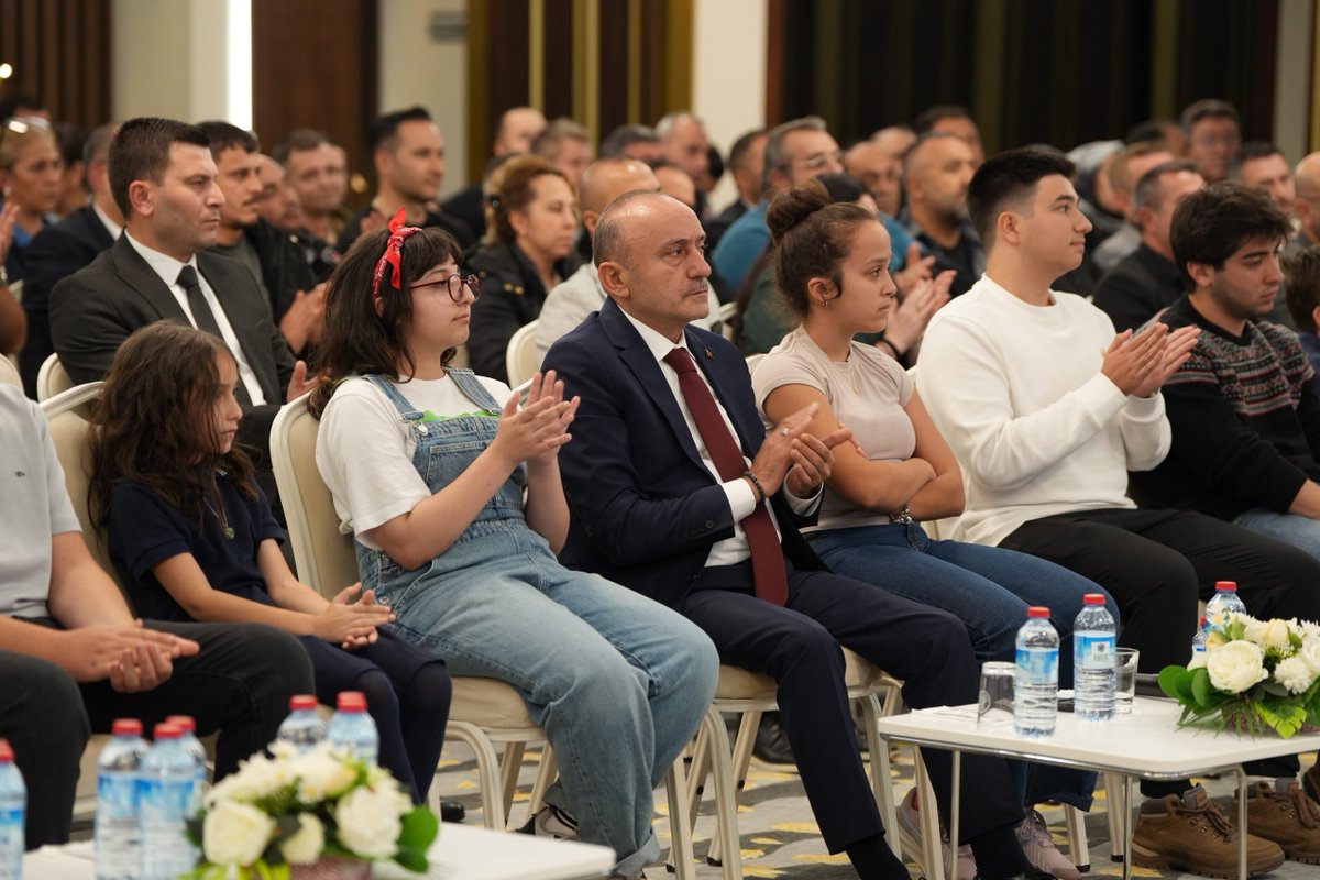 devletsert's tweet photo. Sendikamız tarafından geleneksel hale getirilen “Ailemin Emeği – Benim Geleceğim” temalı Resim Yarışmamızın ödül törenini, Öz Sağlık-İş Ailesinin kıymetli evlatları ve ailelerinin katılımıyla büyük bir heyecan ve coşku içerisinde gerçekleştirdik.

81 ilimizden çocuklarımızın katıldığı yarışmamızda evlatlarımız; anne ve babalarının emeğini, fedakârlığını ve geleceğe dair hayallerini resimleriyle anlattılar. Birbirinden kıymetli eserleriyle yeteneklerini ortaya koyan çocuklarımız, bizlere hayallerinin ve geleceğe dair umutlarının ne kadar değerli olduğunu bir kez daha gösterdiler.

Yarışmamıza katılan tüm evlatlarımızı emekleri ve birbirinden güzel eserleri için gönülden kutluyor, dereceye giren çocuklarımızı tebrik ediyorum.

Bu anlamlı organizasyonun gerçekleştirilmesinde emeği bulunan Eğitim ve Sosyal İşler Başkanlığımıza, ÖZ-SAM Yürütme Kurulumuza, Genel Merkez Kültür Sanat Komite Başkanlığımıza, değerli jüri üyelerimize, Genel Merkez çalışma arkadaşlarımıza, 81 ilimizde yarışmamıza ilgiyi canlı tutan şube başkanlarımıza ve yönetim kurulu üyelerimize teşekkür ediyorum.

Bizlere bu güzel heyecanı yaşatan çocuklarımıza ve onların her zaman yanında olan kıymetli anne ve babalarımıza ayrıca teşekkür ediyor; çocuklarımızın başarılarının, umutlarının ve hayallerinin hayat boyu daim olmasını diliyorum.