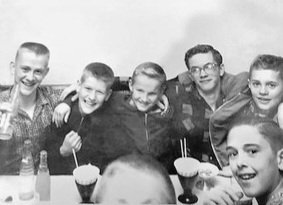 JoeHockeyPics's tweet photo. 13-yo Bobby Orr (2nd left) in a café in Gananoque, ON shortly after he was 'discovered' by Wren Blair &amp; Milt Schmidt at the local tournament. Fell in love with Orr's play, &amp; the rest is history.
BTW, the café's name: Boston. 
Destined to be a Bruin. #NHLBruins
📸: Bill Fitsell https://t.co/fn5aTmZBul