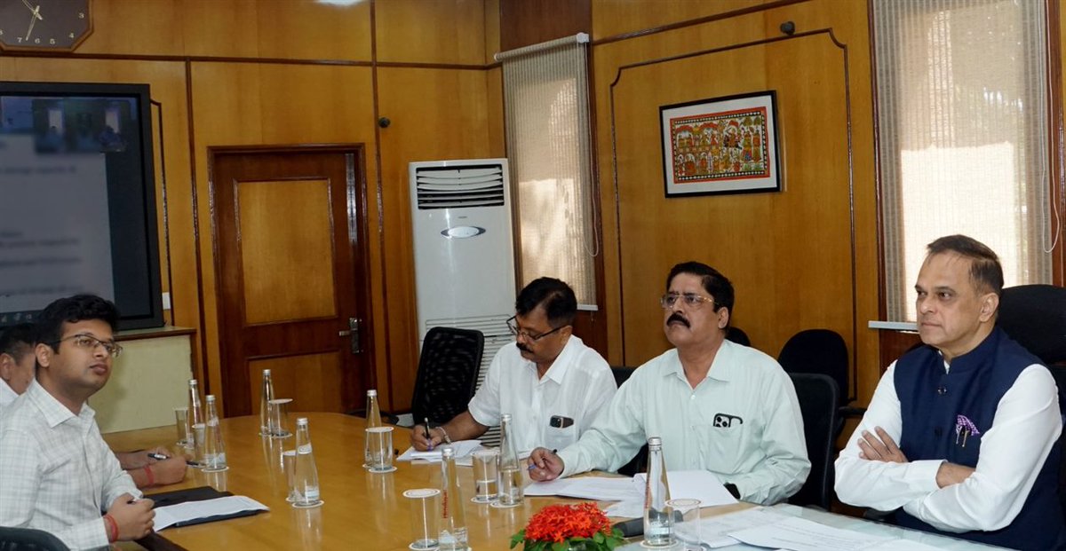DIPRRajasthan's tweet photo. ‘जल संचय जन भागीदारी : कैच द रेन-2026’ को जन आंदोलन बनाएं- मुख्य सचिव

हर गांव में हों जरूरत के अनुरूप जल संरक्षण कार्य

जल संरक्षण एवं भूजल पुनर्भरण के पूर्ण कार्यों के आधार पर राजस्थान देश में प्रथम स्थान पर

https://t.co/vNm6PWzw1D https://t.co/RtOftWwx9j