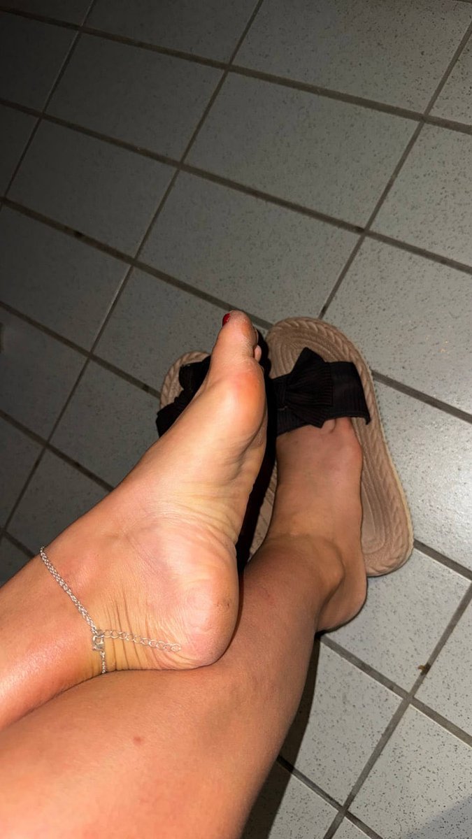 FindomMel05's tweet photo. Na zuckt da dein Mini wieder?

#findom #feet #soles #paypig https://t.co/CpyOIGqctZ