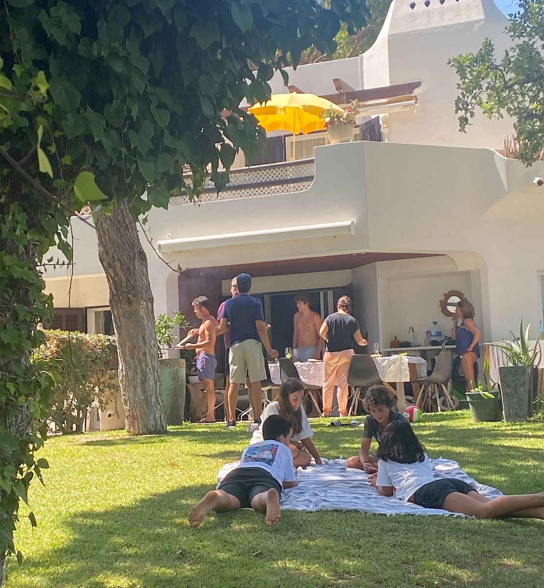 SopeiroNem's tweet photo. 🍧No verão, tudo sabe melhor quando estamos com os amigos. São eles que alinham nos planos de última hora, nas idas à praia, nos mergulhos ao fim do dia e nas conversas que se prolongam até de madrugada. ⛱️Seja numa esplanada, num festival, num https://t.co/7nZlVh3QSc