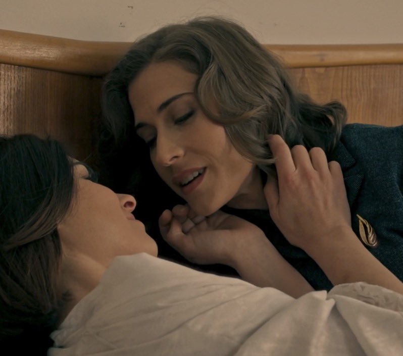 sapphicsathome's tweet photo. Yo he hablado de esto antes pero me parece importante remarcar que la razón por la que vemos este tipo de escenas sensuales con Marta y Fina y otras mujeres y no entre ellas también es misoginia, o una forma de.
En sueños de libertad y con las Mafin especialmente usan el deseo solo para mostrar atracciones superficiales y carnales, con villanos o personajes de paso, como método para luego culpabilizar/traicionar o entristecer a dicho personaje principal que siempre es una mujer.

Y luego el amor “real”, el amor “puro” lo muestran desde esa “pureza” que es mostrar solo la ternura, los gestos de amor más adolescente y añiñado, prácticamente desconectado de toda sexualidad (especialmente en esta temporada) como si la única forma de que un amor entre mujeres sea real, sea endgame y sea válido es que no se deseen carnalmente porque lo carnal está asociado al “mal”, a lo “superficial”. 

Hijas, que son las bases de la culpa católica y del cristianismo. Es profundamente dañino.