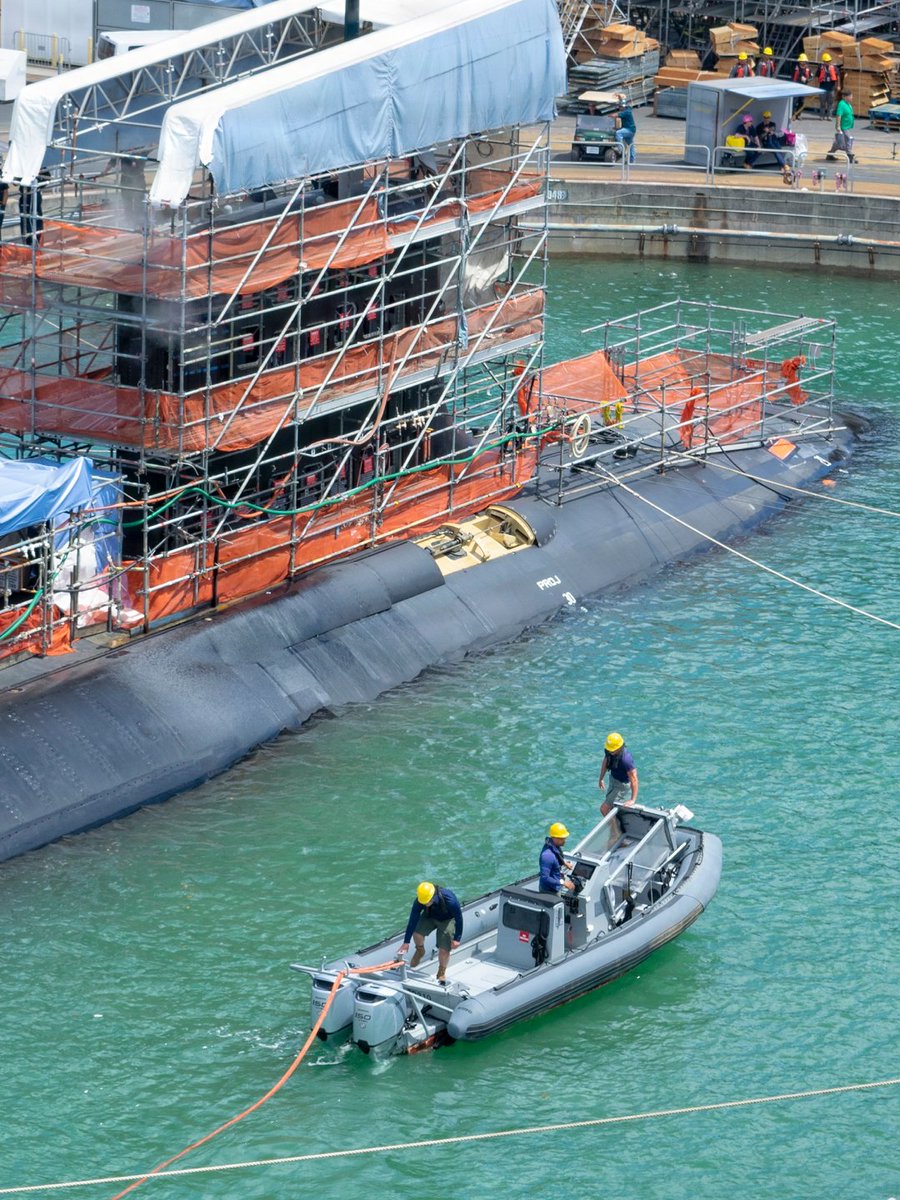 BuildSubmarines's tweet photo. Pulling a submarine out of dry dock is no easy feat. It takes an incredibly meticulous system that must be executed perfectly and a team of people who know exactly what they're doing. https://t.co/PEh7cexPEl